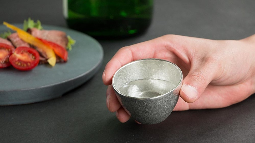 錫のお猪口に日本酒が入っている画像