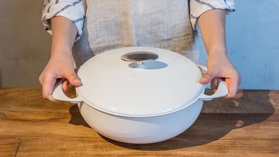 キャセロール(24cm 浅型)を手に持っている様子