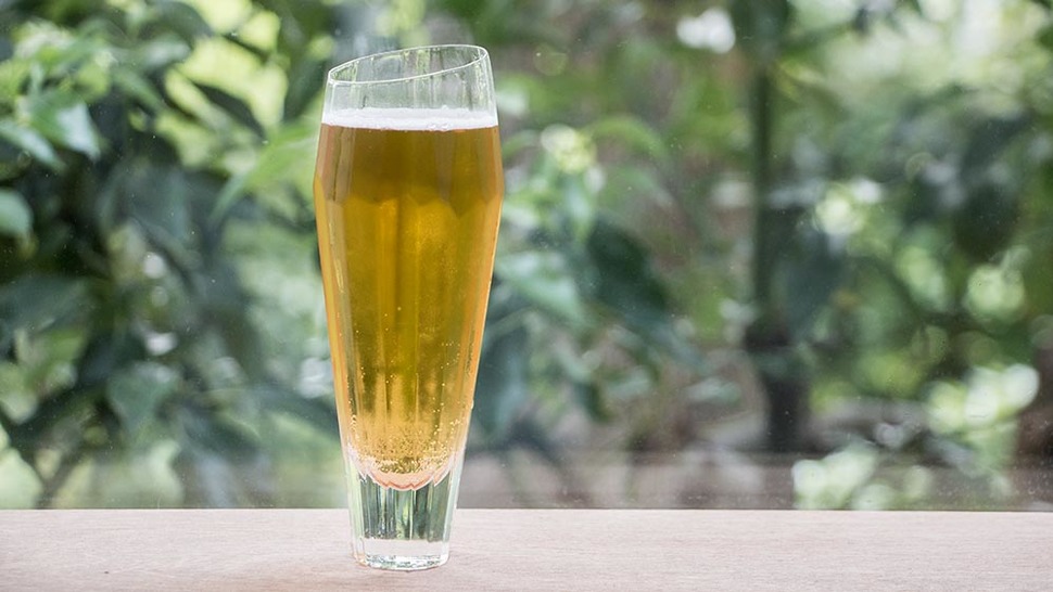 クリスタルエッジにビールを入れている様子