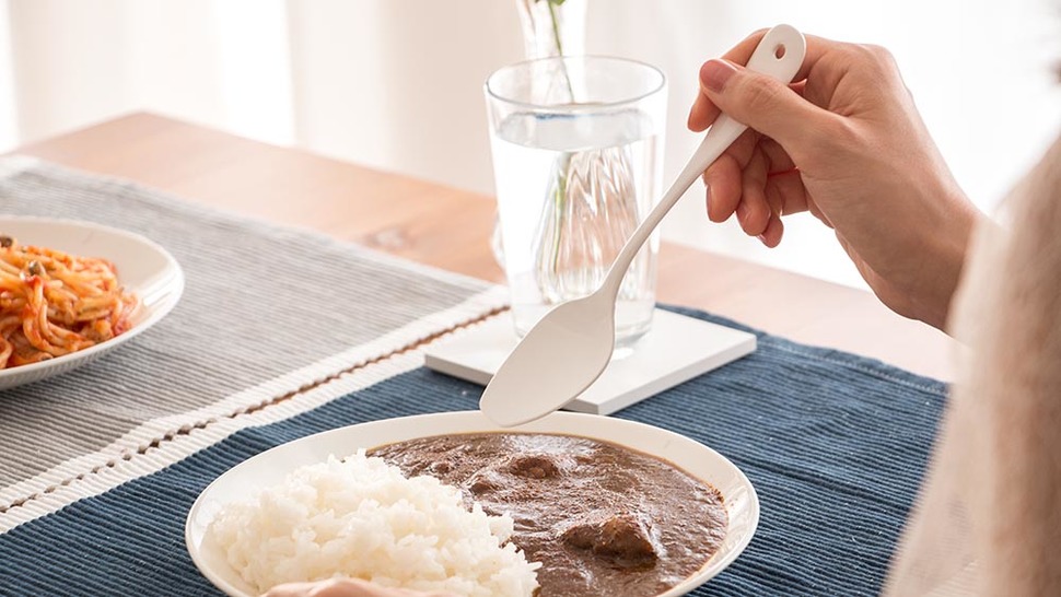 カレースプーンでカレーを掬っている様子