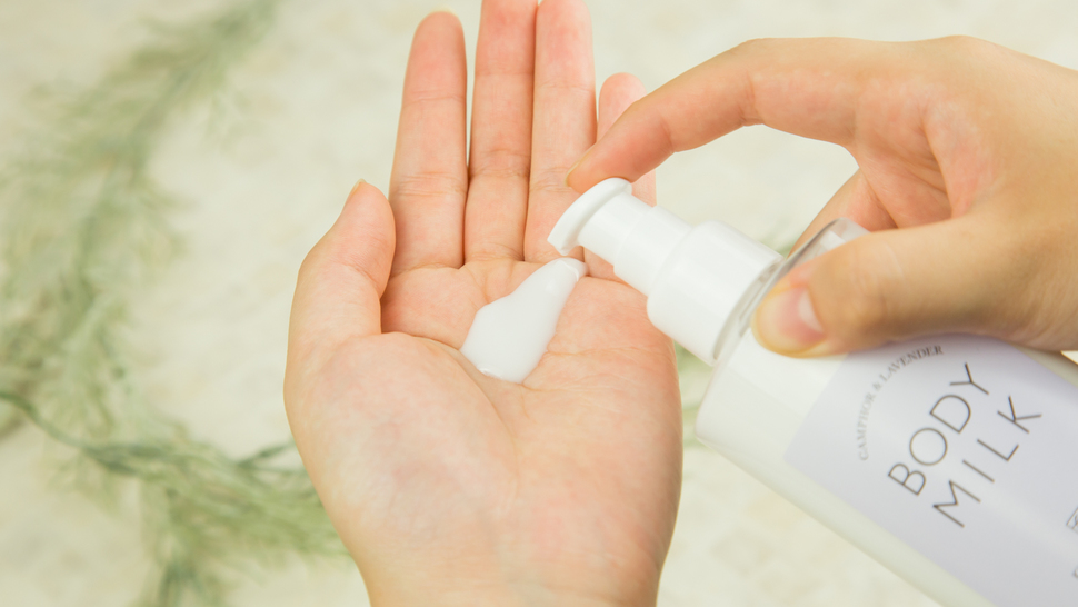 put-body-milk-on-the-hand