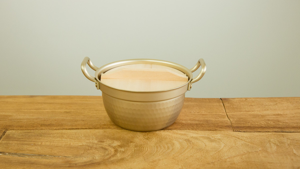 alumi-pot-on-the-table
