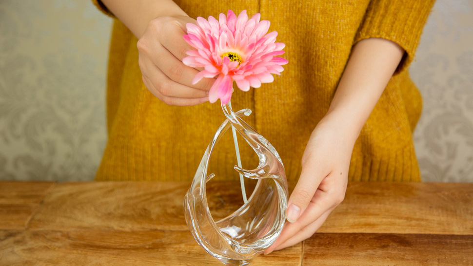 woman-put-flower-in-the-vase
