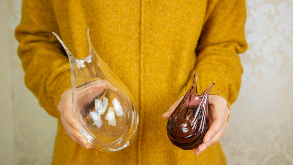 woman-hold-two-vases