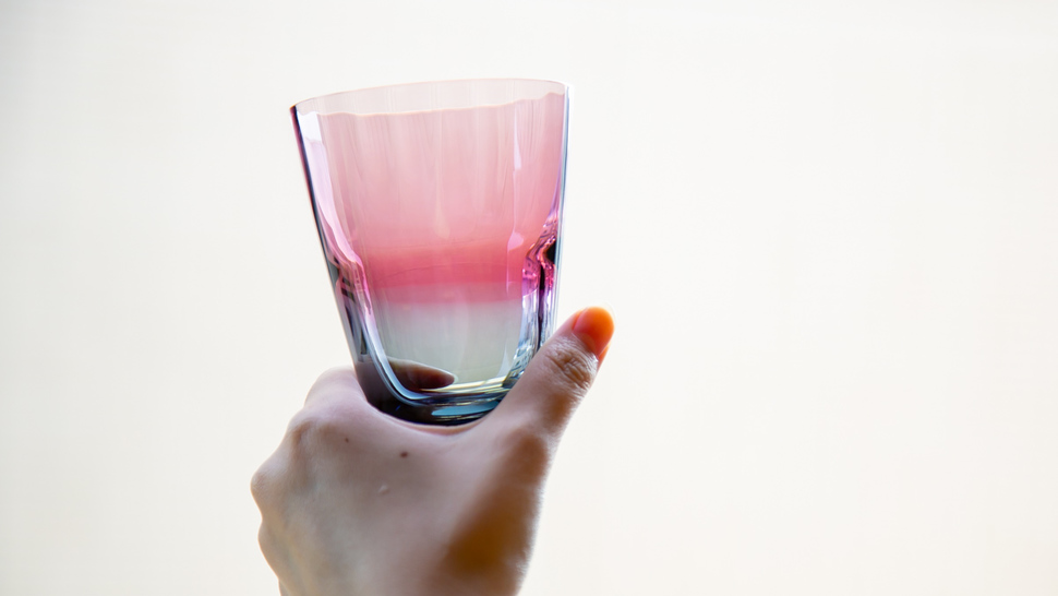 woman-hold-red-tumbler