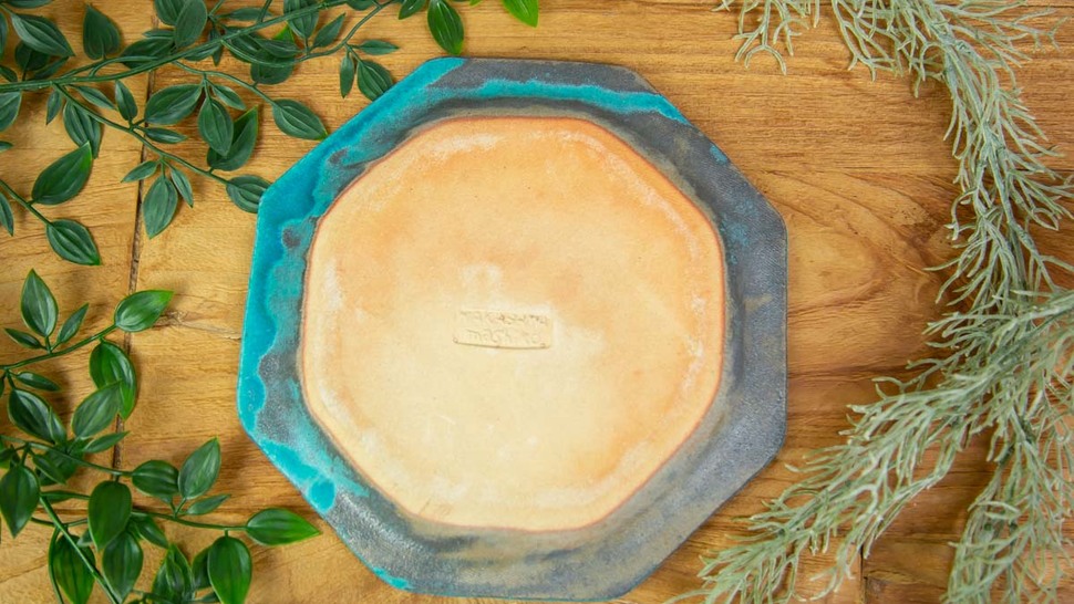 back-of-the-green-plate-on-the-wooden-table