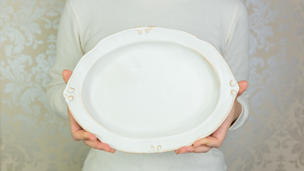 woman-hold-one-plate