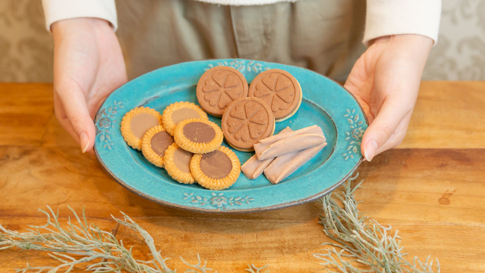 woman-hold-plate-cookies-on
