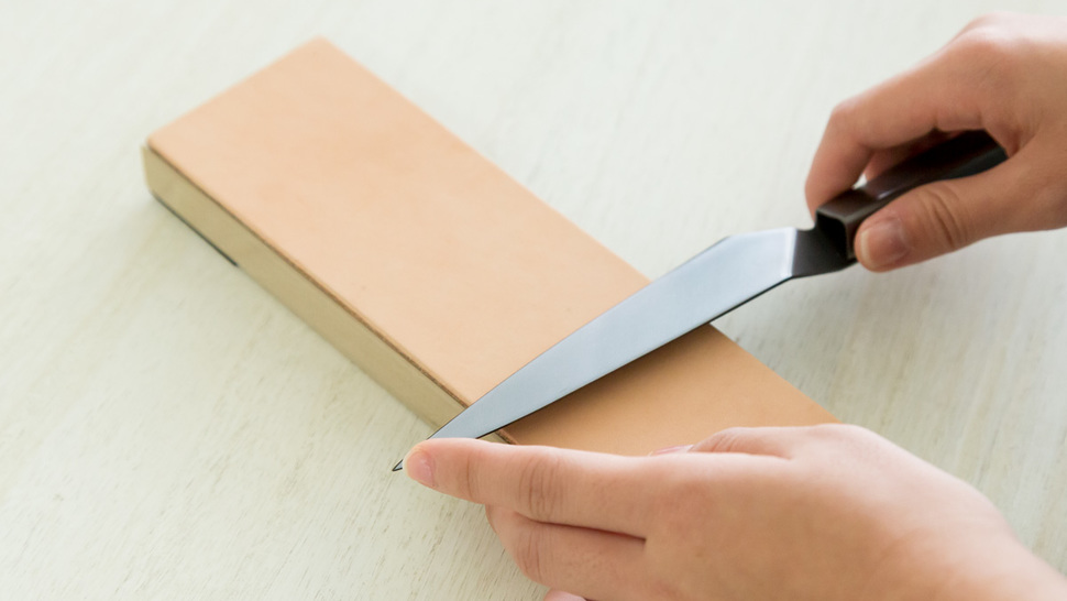 woman-sharpening-knife-with-the-strop