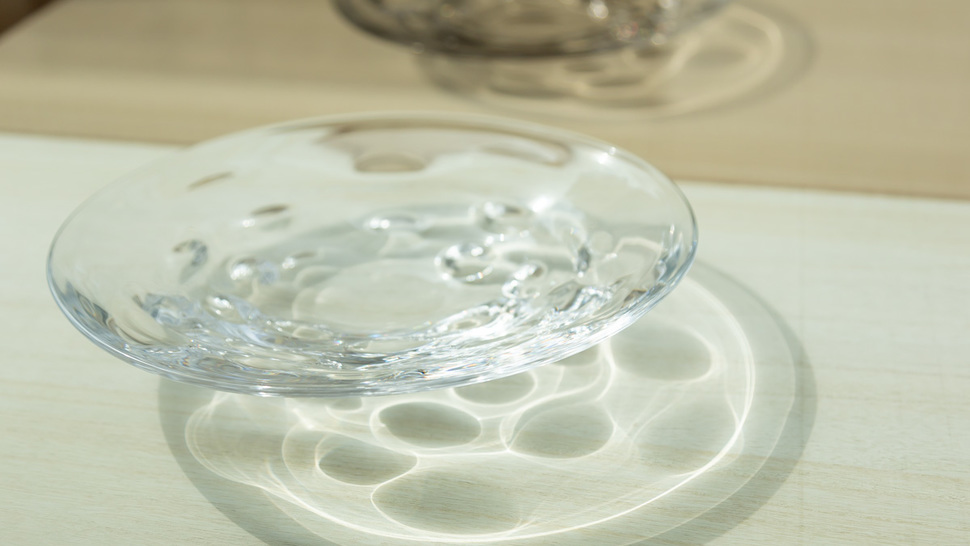 clear-plate-on-the-table