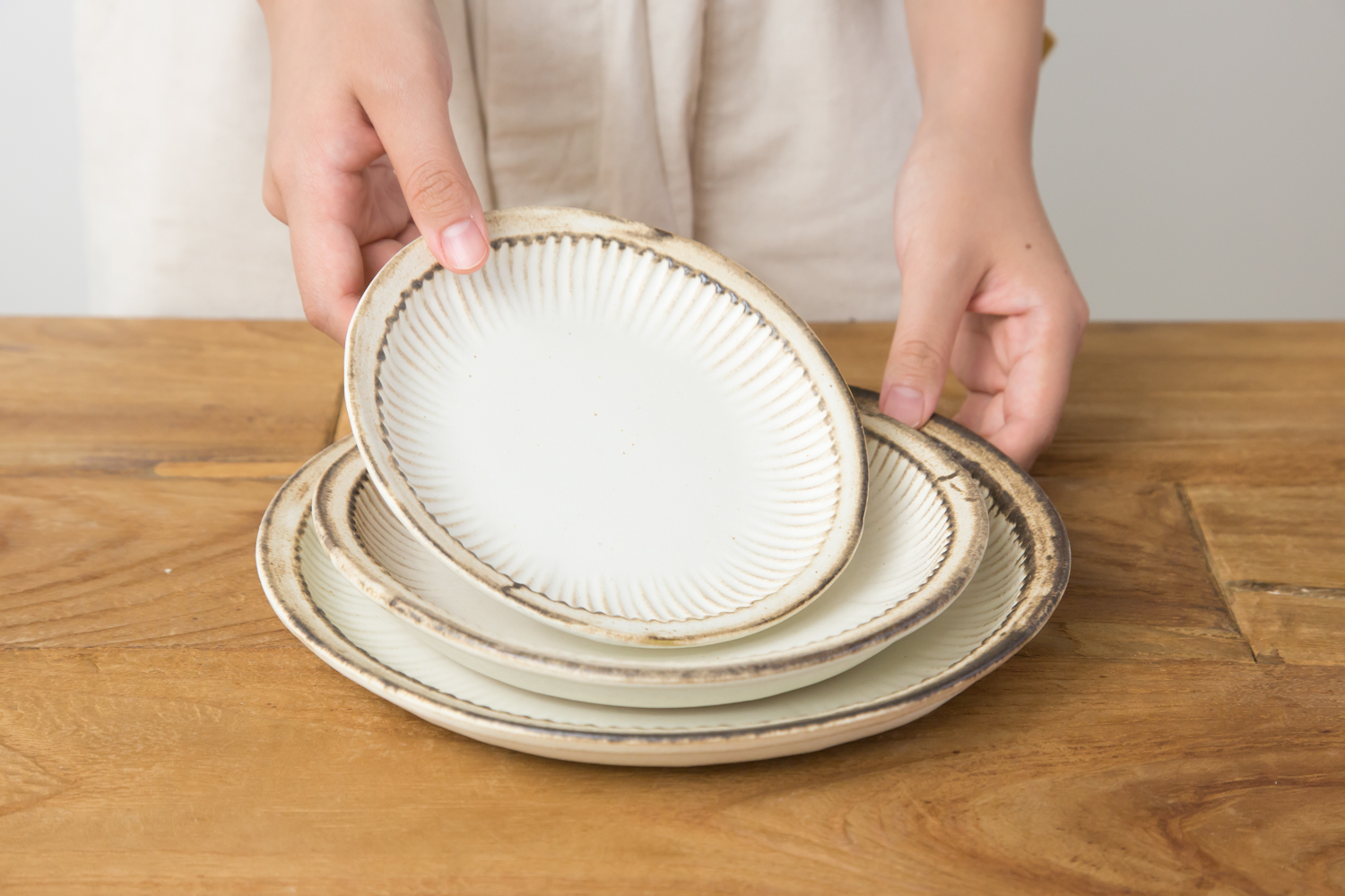 食卓に統一感を生む益子焼のプレート