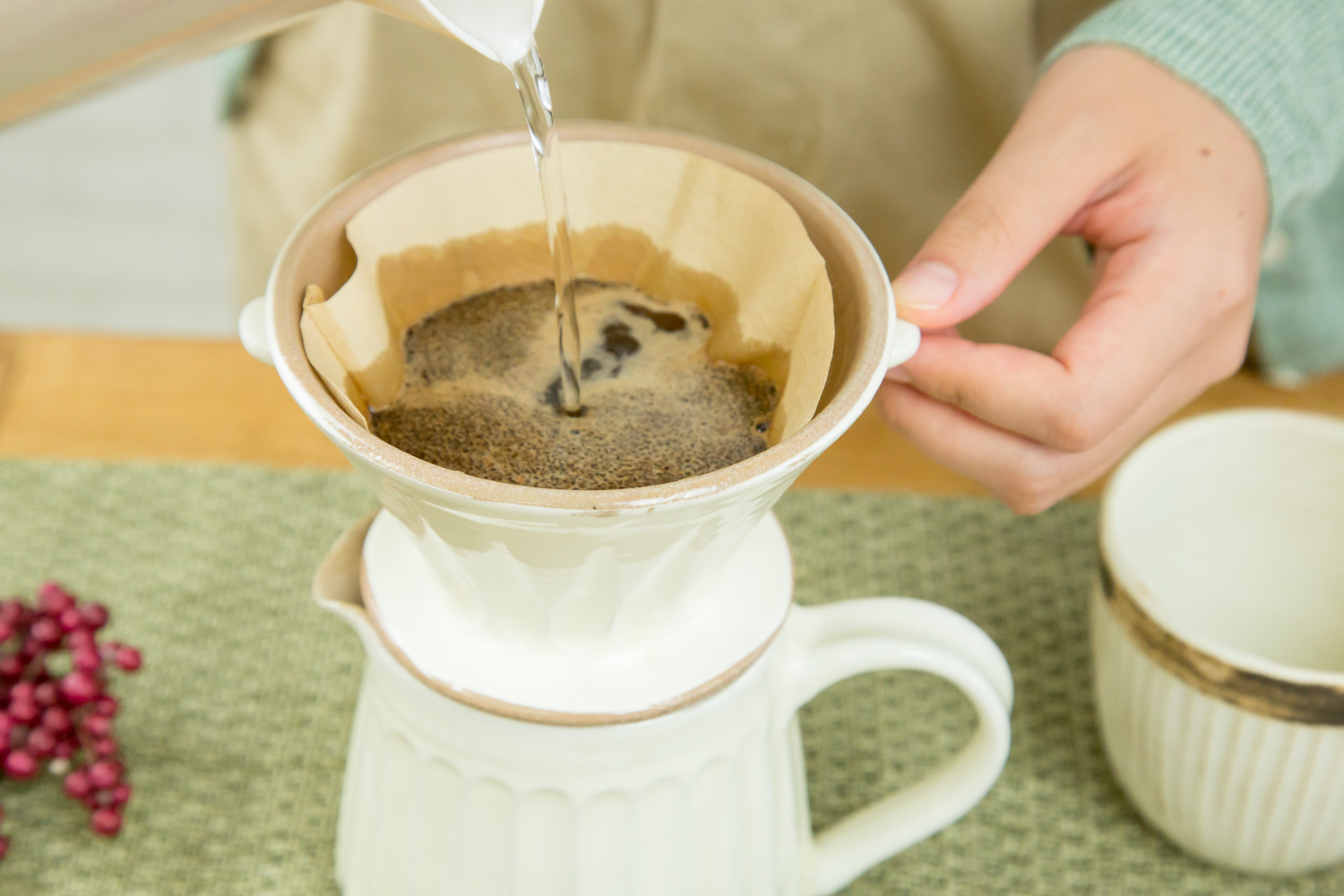 大切な人へギフトを贈ろう。手づくりの温もりを感じる陶器コーヒードリッパー&ピッチャーセット