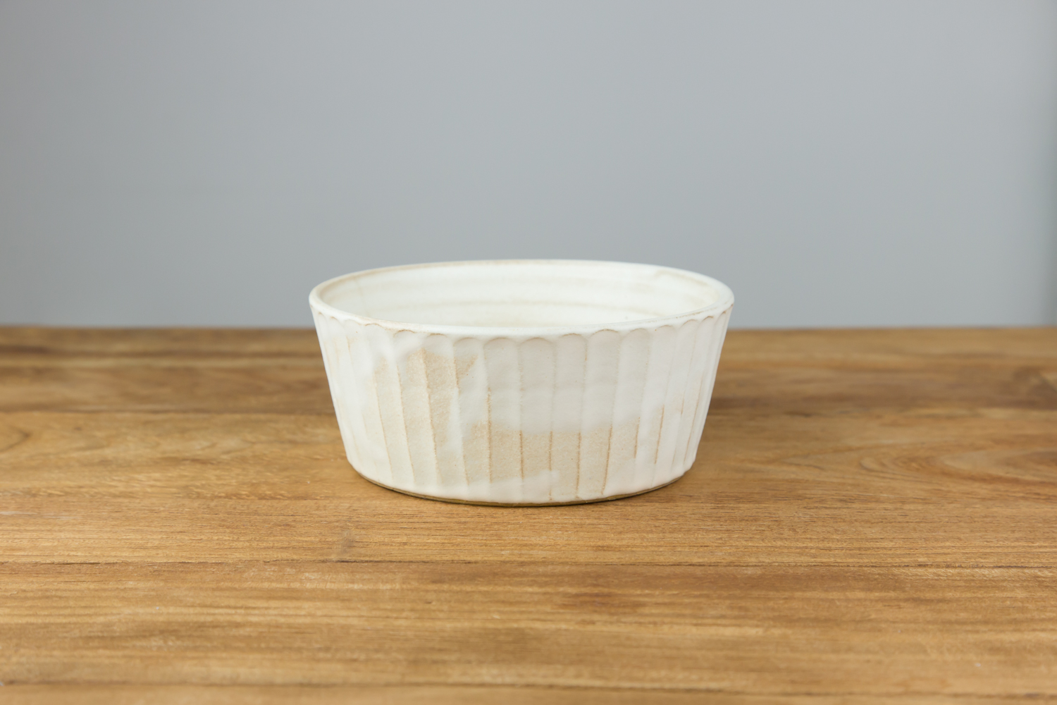優しい印象を与える陶器素材のサラダボウル