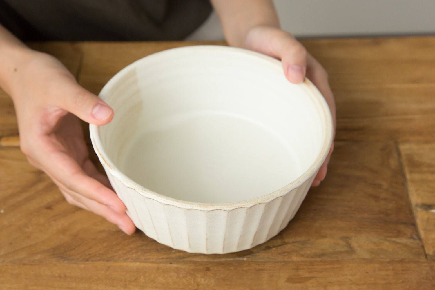 野菜の色が映える生成り色の陶器