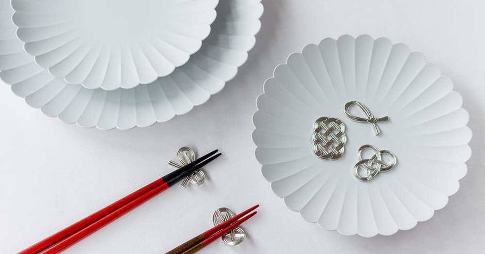 Thumb dinnerware for marriage