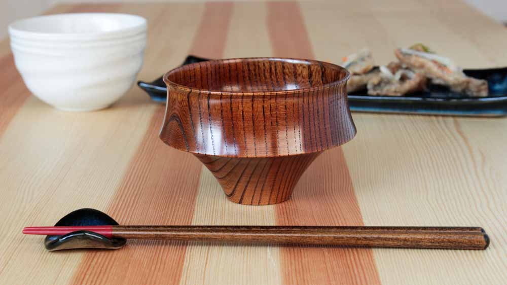 食卓で漆器を使用している写真