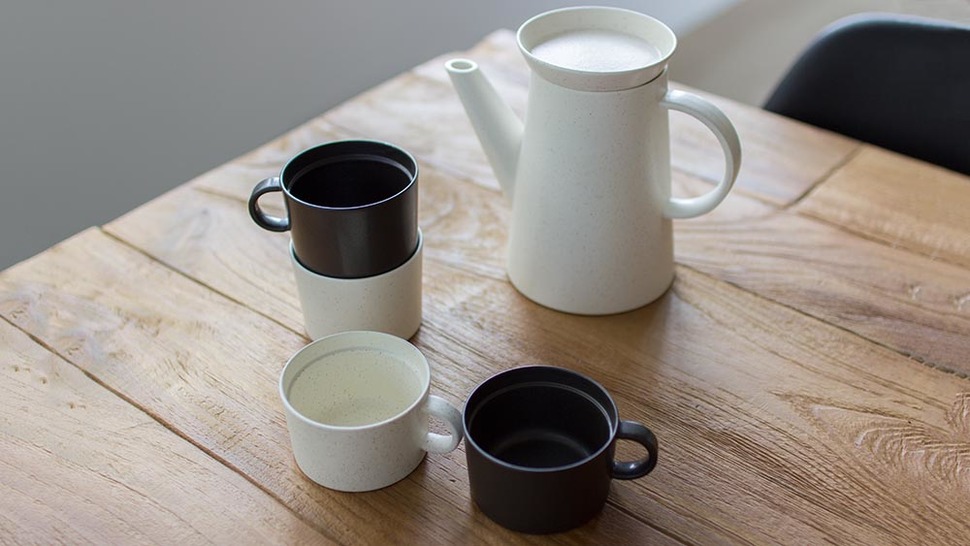 シンプルなコーヒーカップでほっと一息