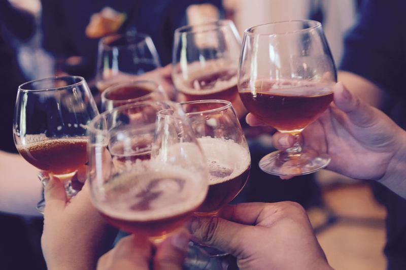 みんなでワインを飲む