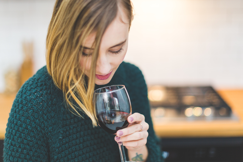 ワインを飲む女性