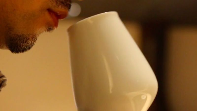 日本酒ワイングラスお酒を飲む