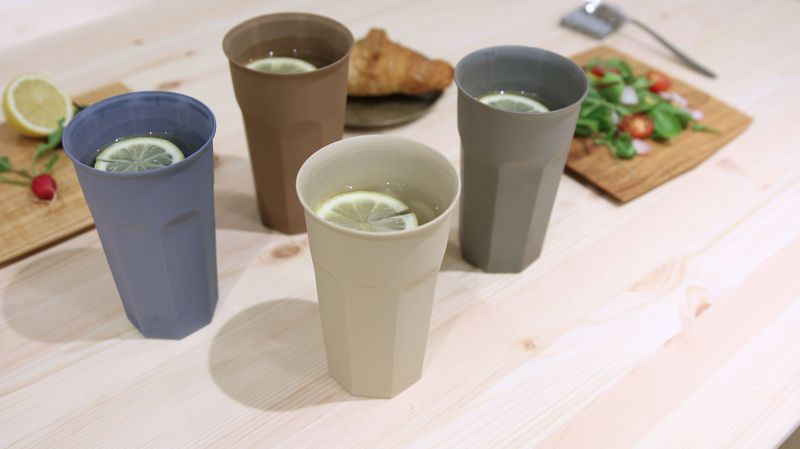 机の上に並んでいて色の違うソークカップ L