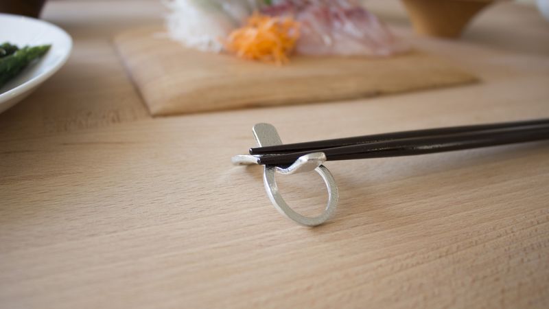 錫の箸置きのある食卓