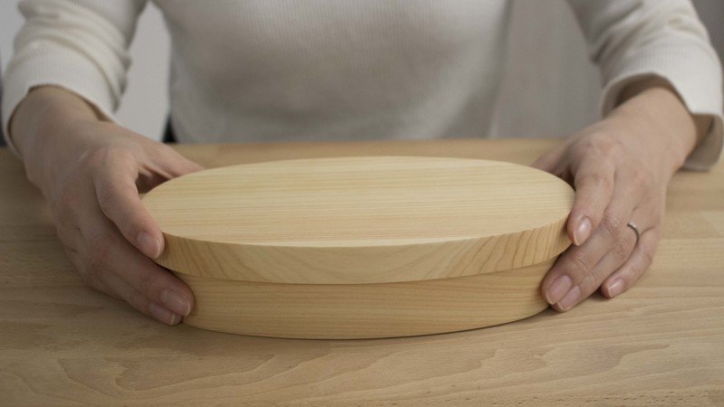 紀州ひのきの弁当箱(大)を手に持っている様子