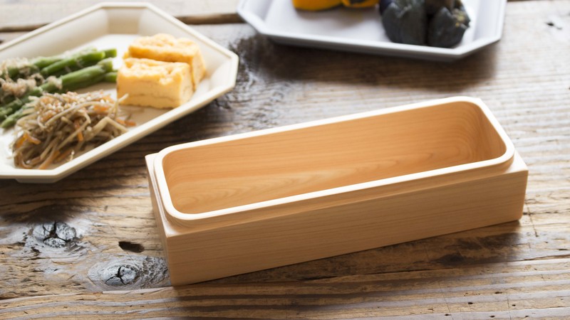紀州ひのきの弁当箱(長方形)が食卓に置いてある様子