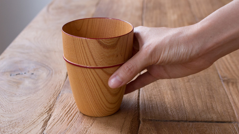 MOKU カップを手に持っている様子