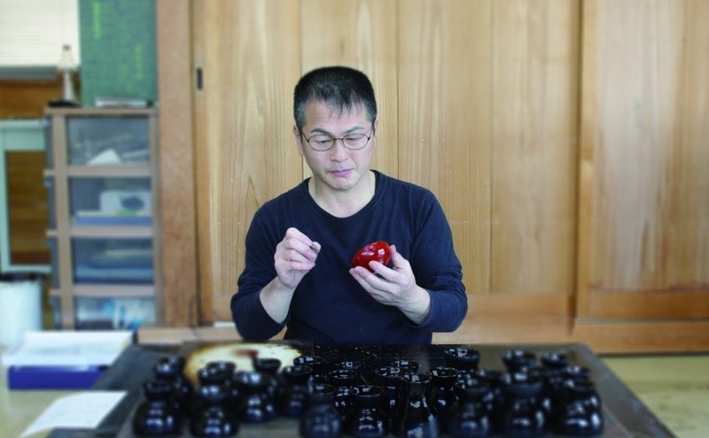 漆屋はやし製作をしている姿の画像