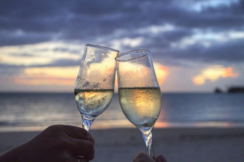 ワイングラスでの乾杯